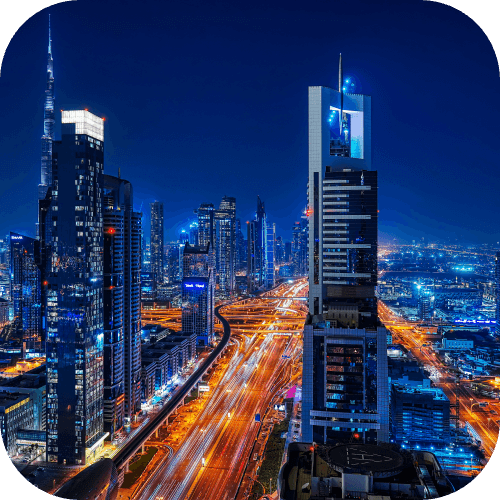 Panorama Dubaju nocą z oświetlonymi wieżowcami i światłami miasta